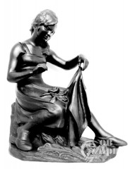 Скульптура "Вышивание"